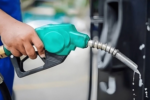 	 کاهش منابع مالی برای واردات بنزین در سال 1404