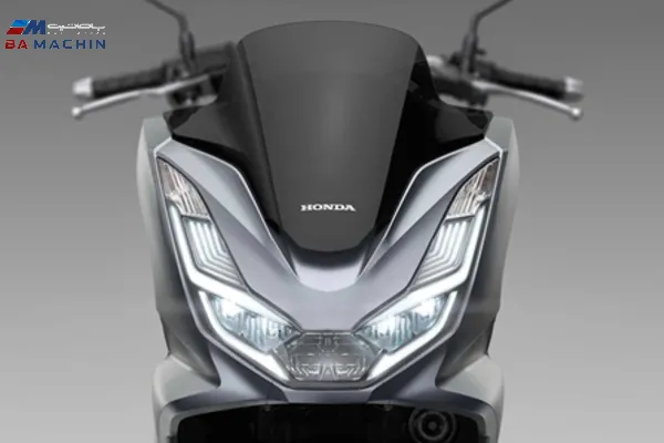 نمای جلوی هوندا PCX با چراغ‌های LED